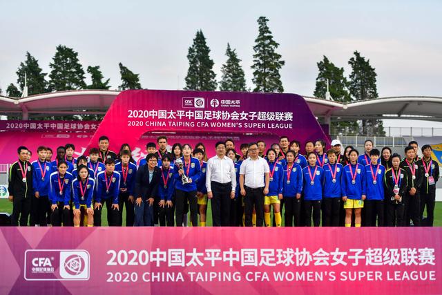 成都蓉城积极备战中超冲冠，韦世豪与教练共享欢笑